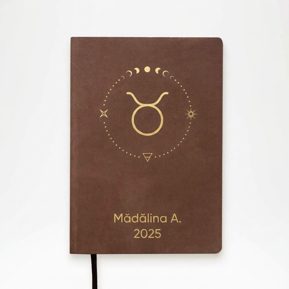 Agenda de piel personalizada con texto y el signo del zodiaco Tauro