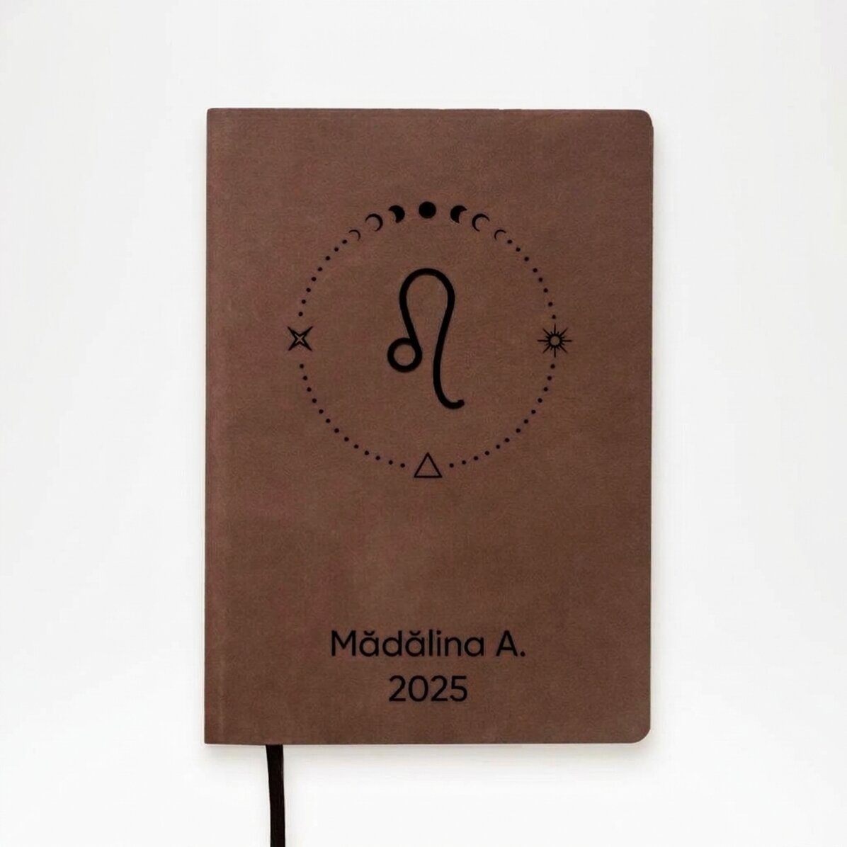Agenda de piel personalizada con texto y el signo del zodiaco Leo