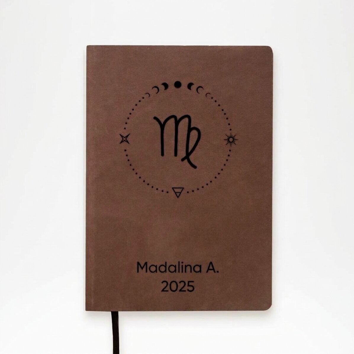 Agenda de piel personalizada con texto y el signo del zodiaco Virgo