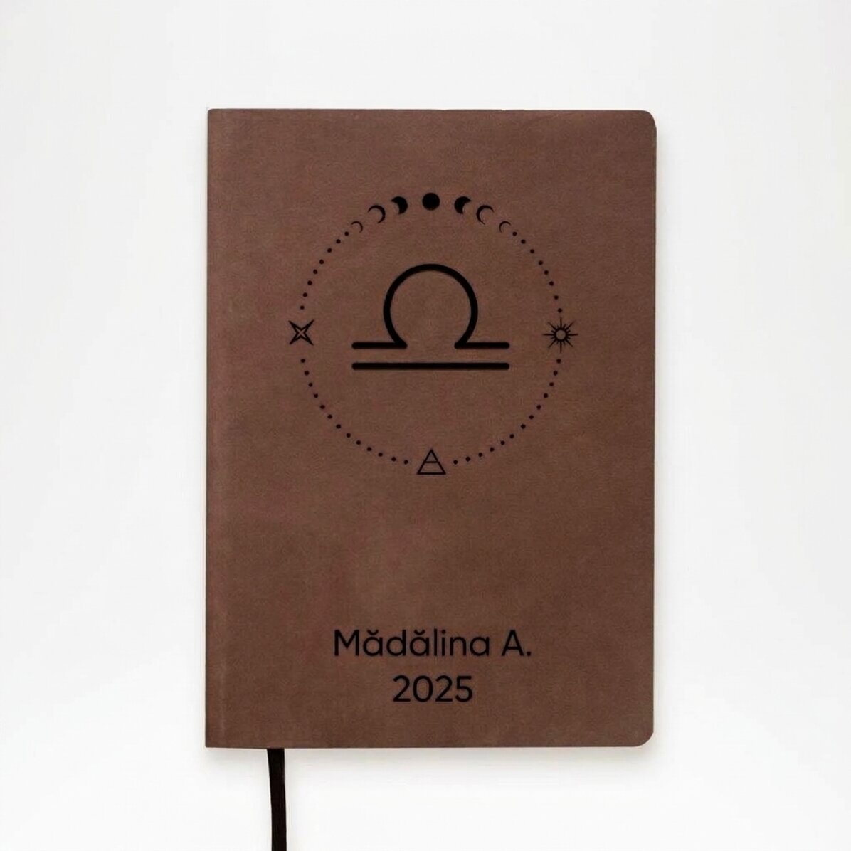 Agenda de piel personalizada con texto y el signo del zodiaco de Libra