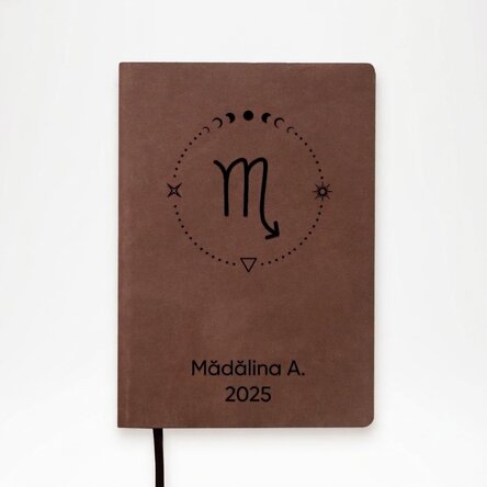 Agenda de piel personalizada con texto y el signo del zodiaco Escorpio