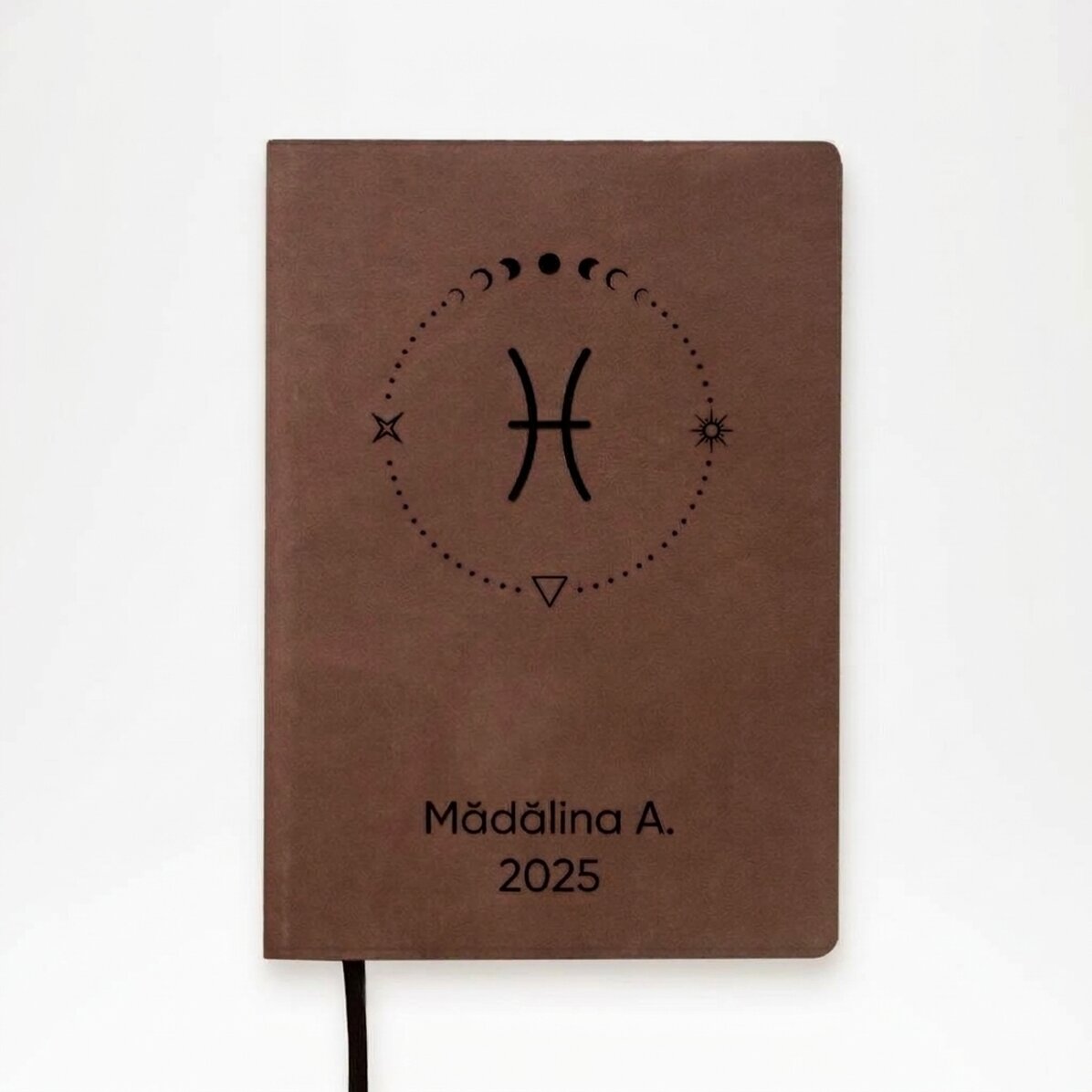 Agenda de piel personalizada con texto y el signo del zodiaco Piscis