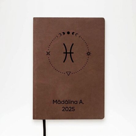 Agenda de piel personalizada con texto y el signo del zodiaco Piscis