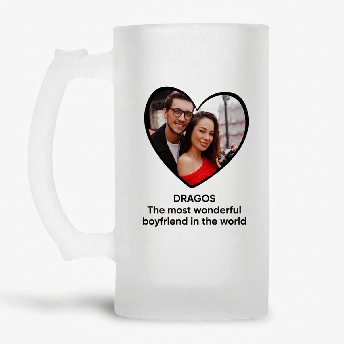 Jarra de cerveza personalizada con una foto en forma de corazón y un mensaje