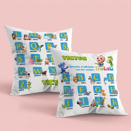 Almohada personalizada por delante y por detrás con texto: «Aprendo el alfabeto con TraLaLa»