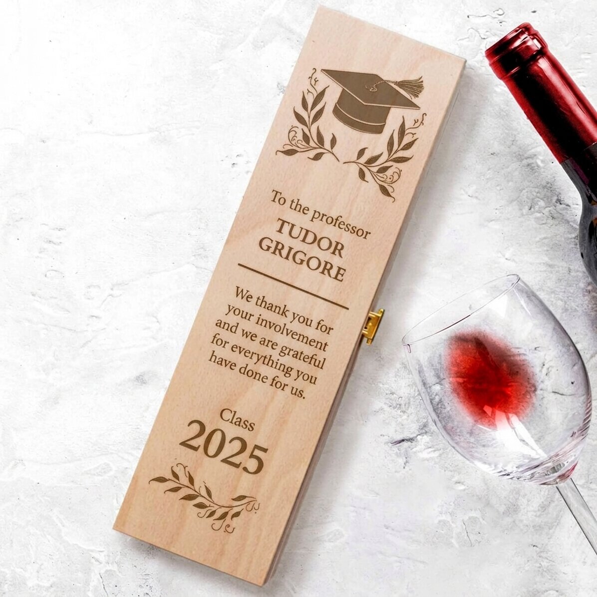 Caja de vino personalizada con texto: «Graduación»