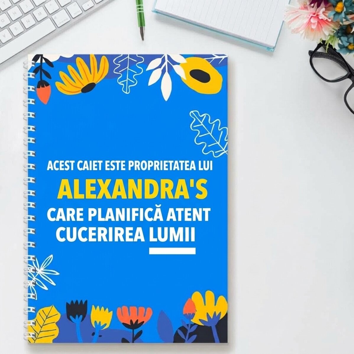 Cuaderno personalizado con el texto «Take over the world»