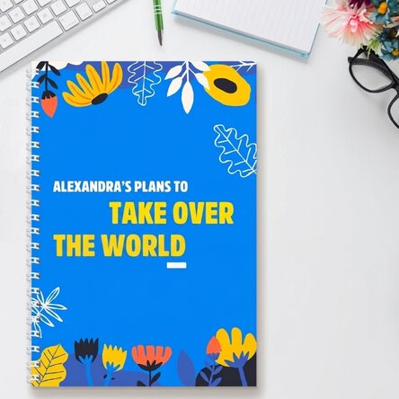 Cuaderno personalizado con el texto «Take over the world»