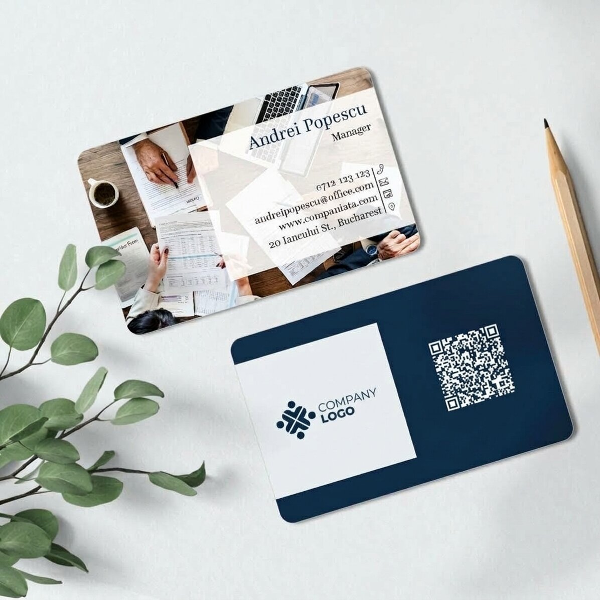 Tarjeta de visita de aluminio personalizada a doble cara con código QR y una fotografía