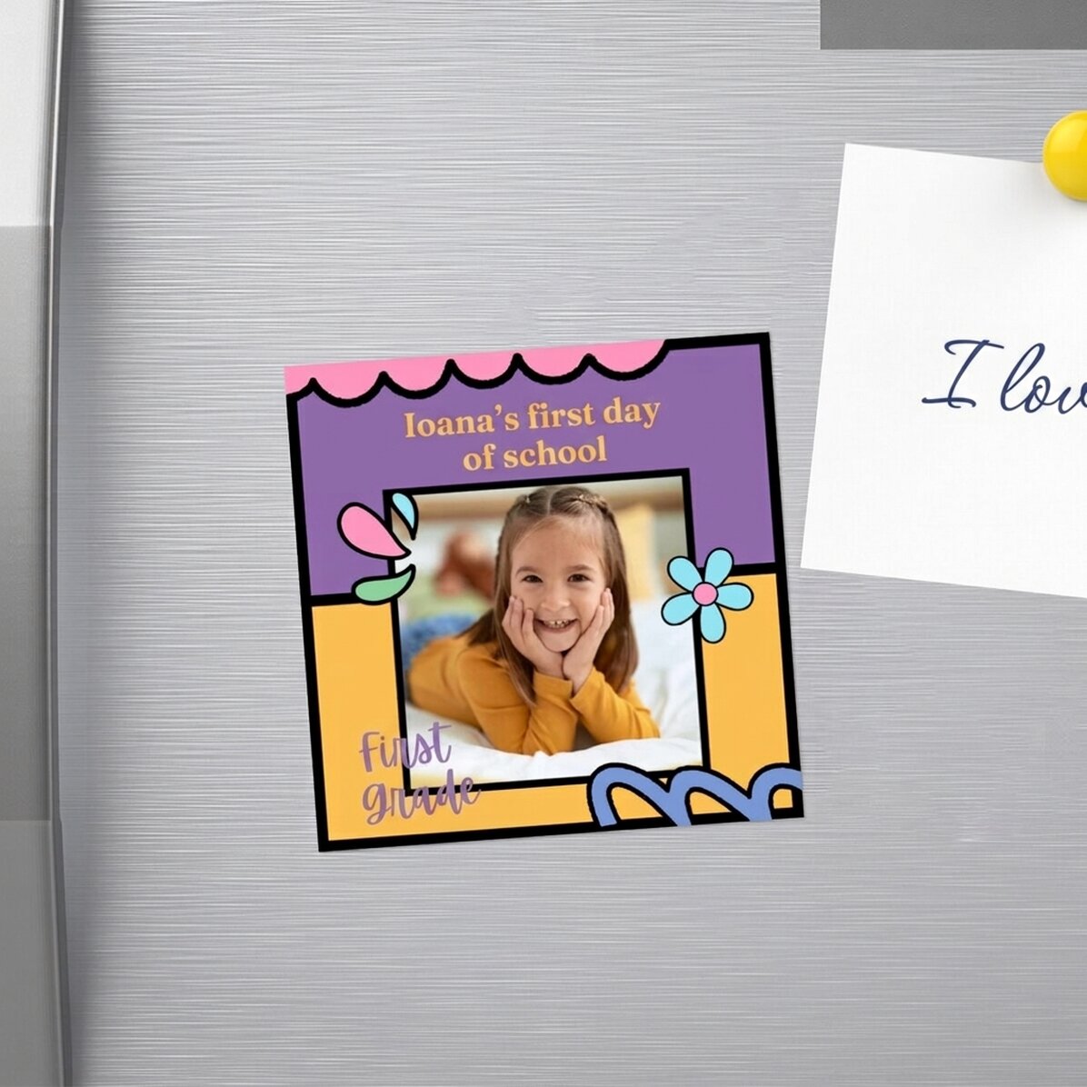 Imán de 10x10 personalizado con una foto y un texto: «El primer día de colegio»