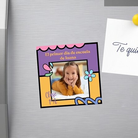 Imán de 10x10 personalizado con una foto y un texto: «El primer día de colegio»