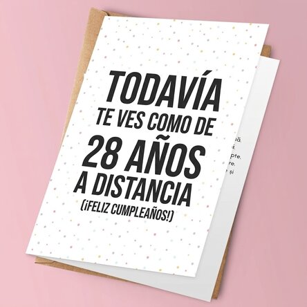 Tarjeta de felicitación personalizada con texto: «Todavía estás guapo... desde lejos»