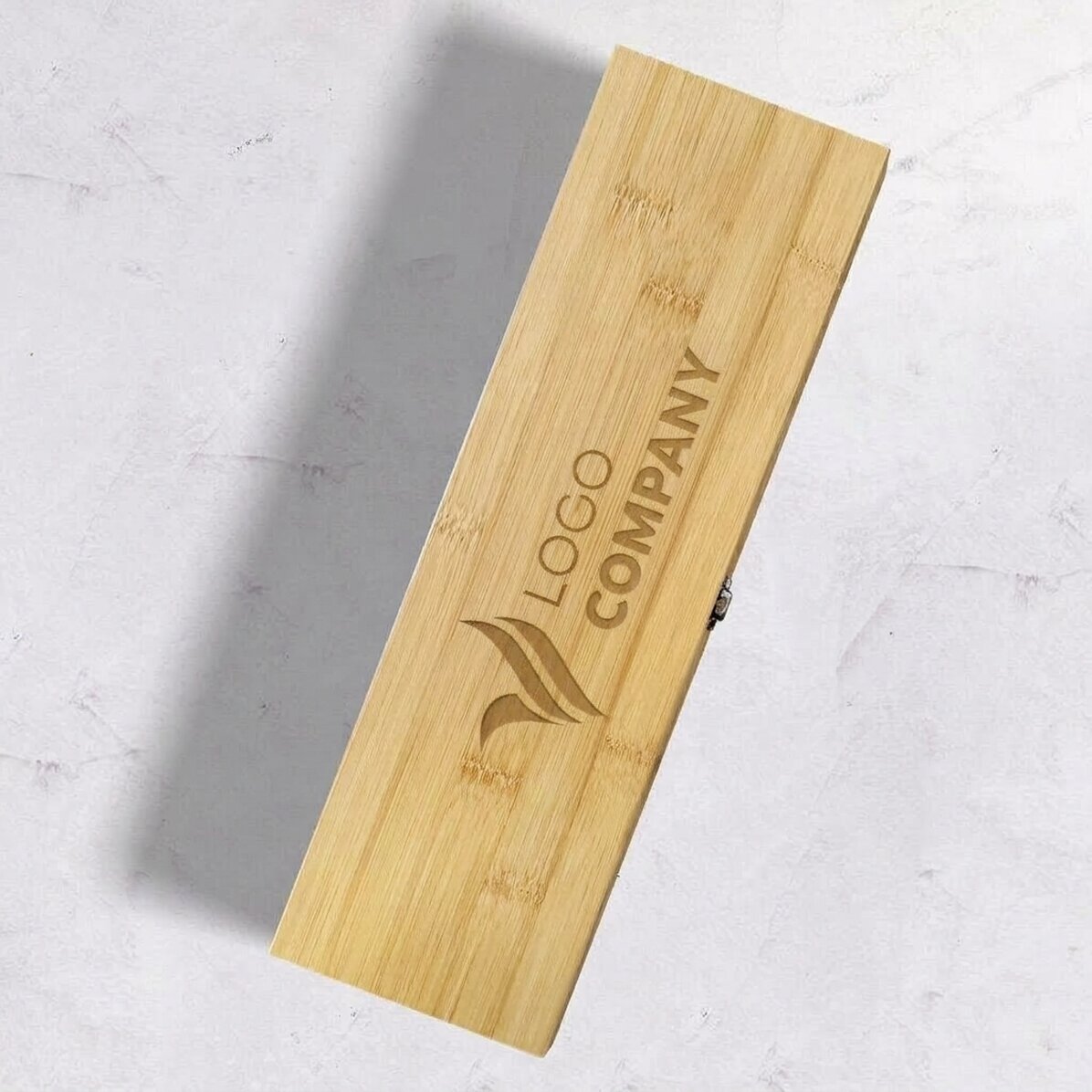 Caja de vino de bambú con accesorios, personalizada con el logotipo en formato horizontal
