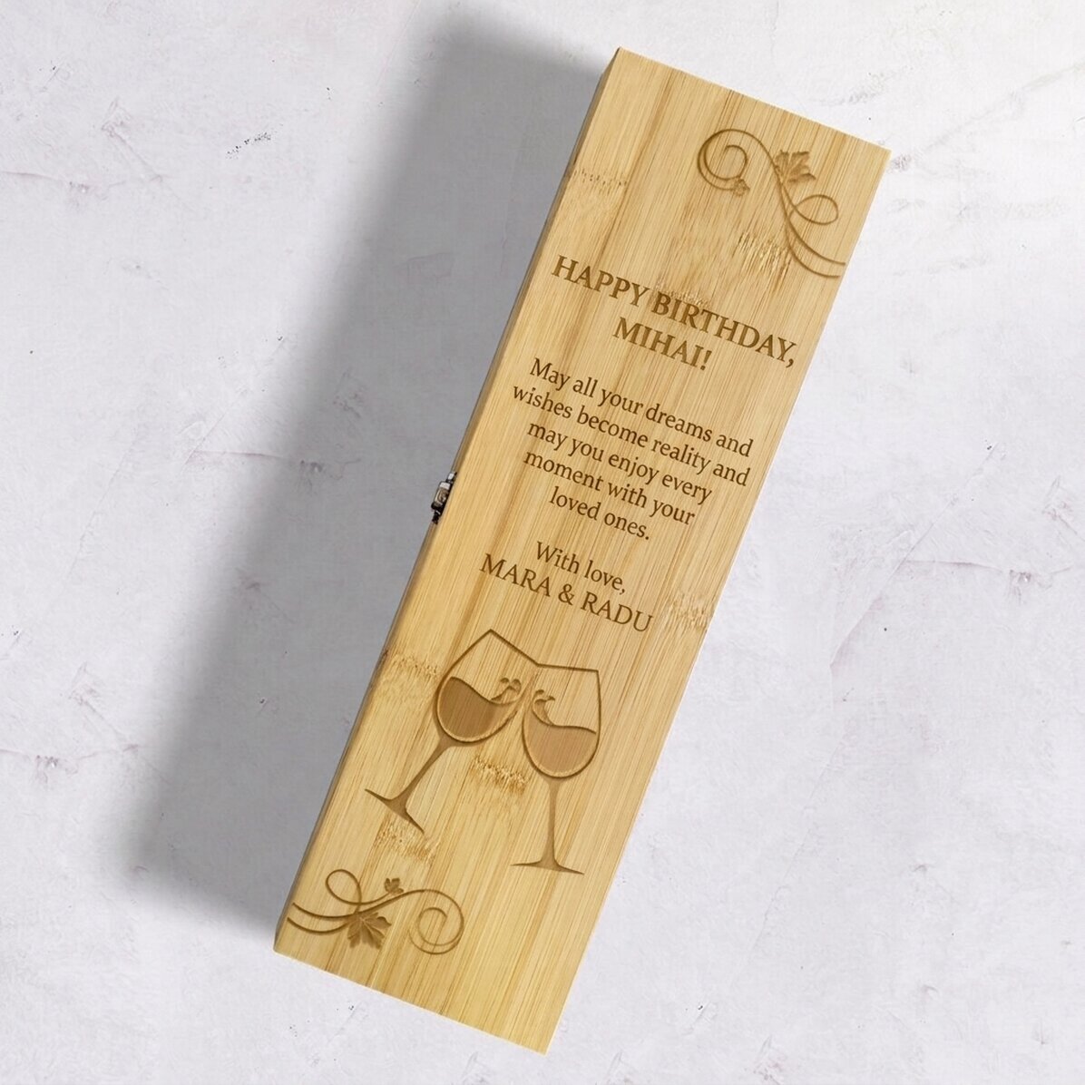 Caja de vino de bambú con accesorios, personalizada con un mensaje: «Feliz cumpleaños»