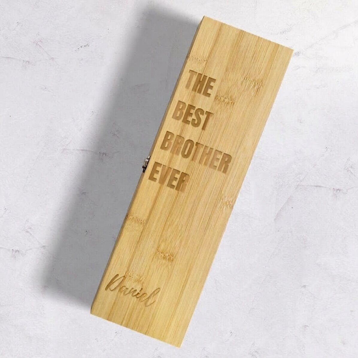 Caja de vino de bambú con accesorios, personalizada con el mensaje «the best brother ever»