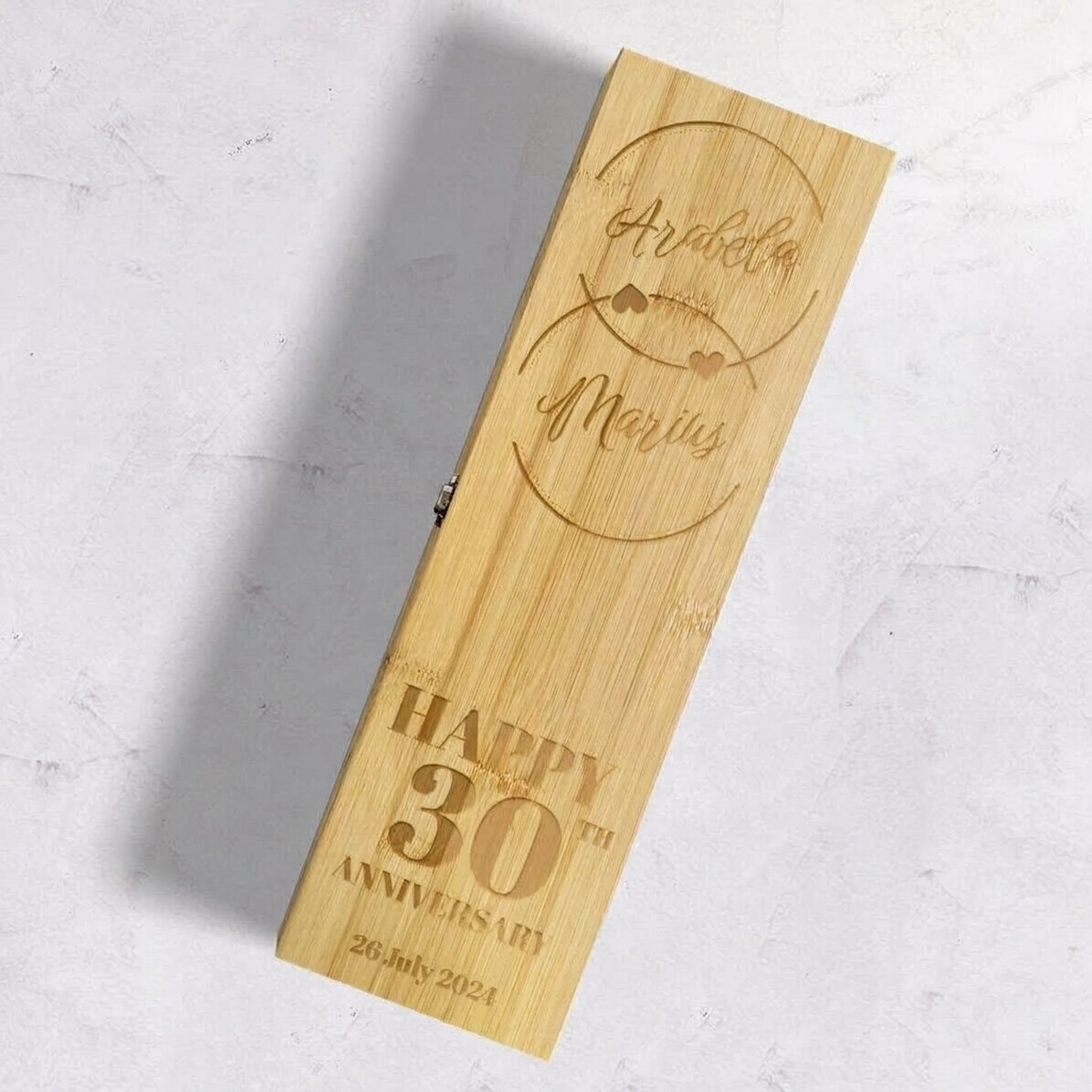 Caja de vino de bambú con accesorios, personalizada con un mensaje: «Aniversario»