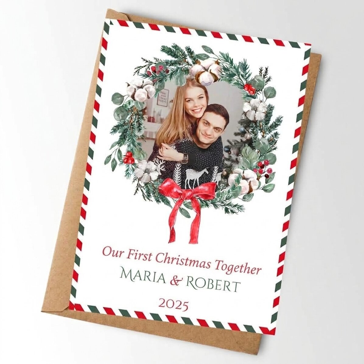 Tarjeta personalizada con una foto y un texto: «Nuestra primera Navidad juntos»