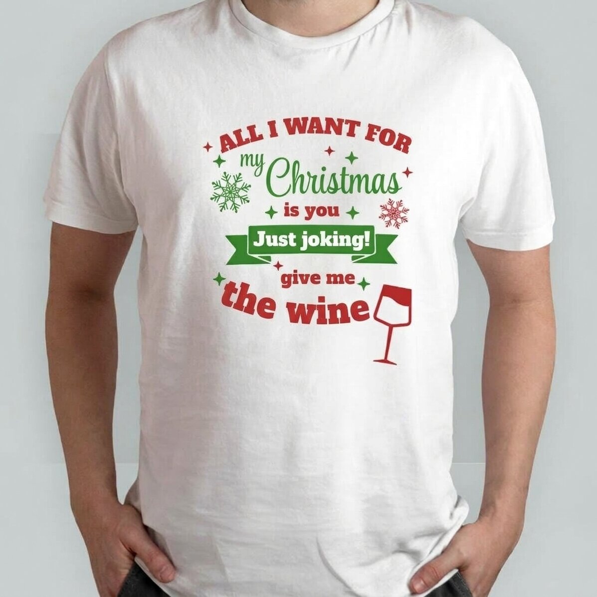 Camiseta de algodón personalizada con un mensaje navideño: «¡Pásame la copa!»