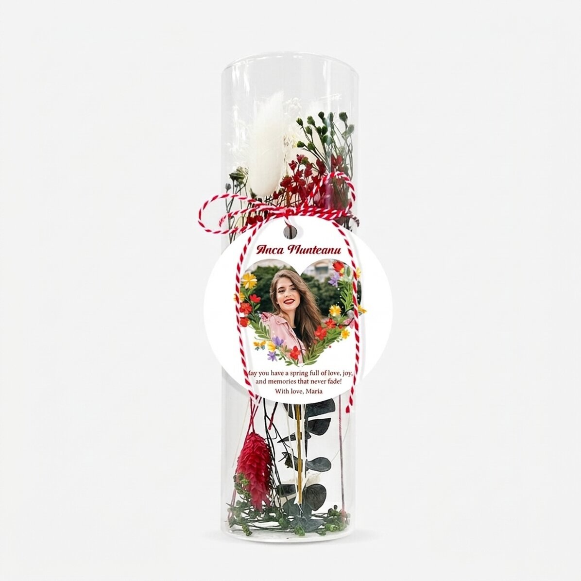 Adorno de martisor de cristal con flores preservadas, personalizado con un mensaje y una foto - Cora
