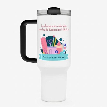Taza termo con asa y pajita personalizada con un mensaje: «Profesora de Educación Artística»