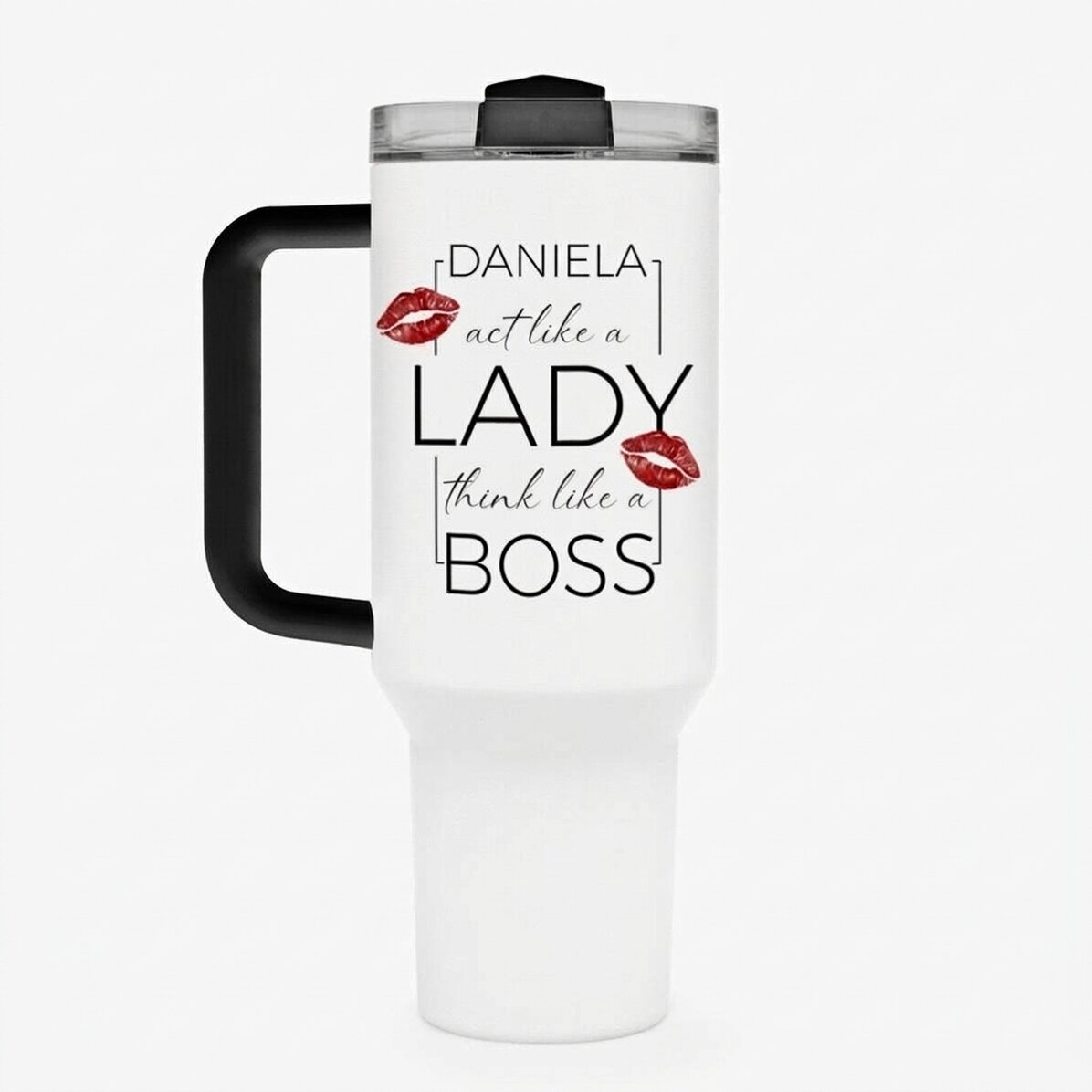 Taza termo con asa y pajita personalizada con el texto: «Think like a lady, act like a boss»