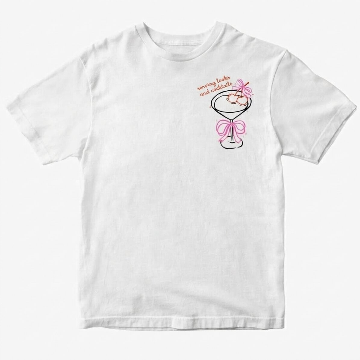 Camiseta de algodón personalizada con texto: «Serving looks and cocktails»