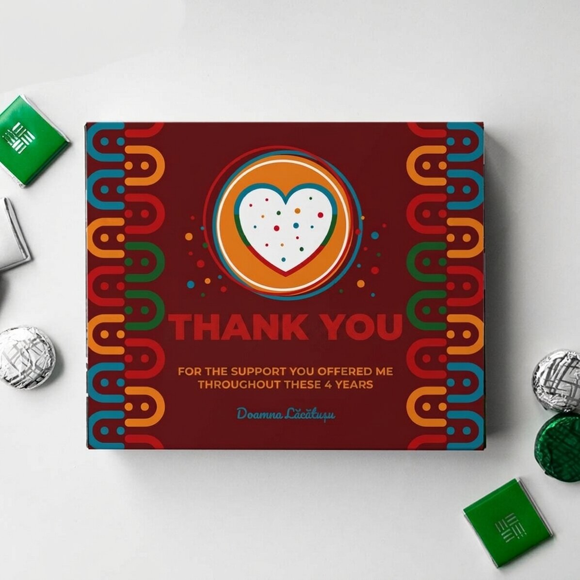Caja de bombones personalizada con mensaje: «Un detalle colorido»
