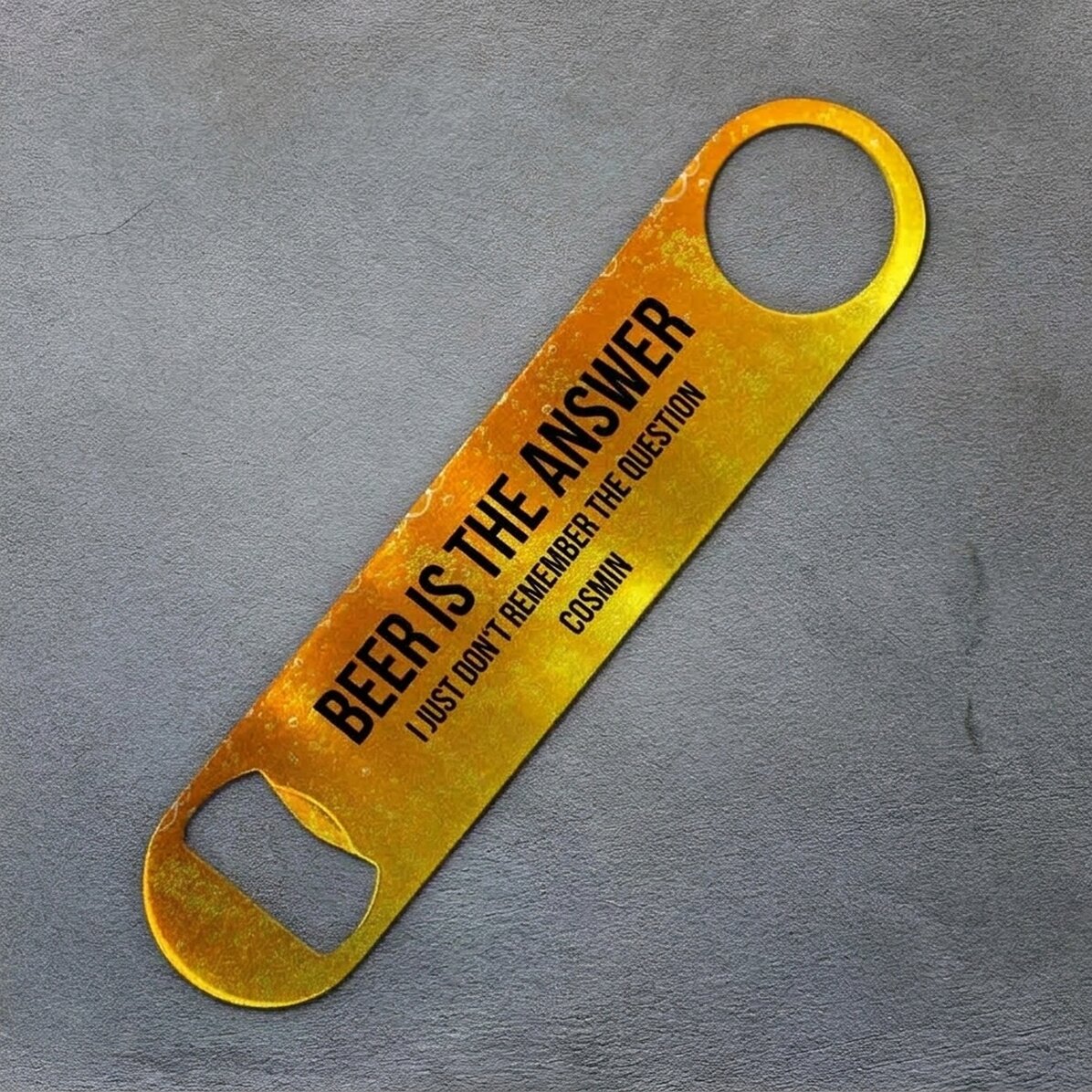 Abrecerras personalizado con mensaje: «Beer is the answer»