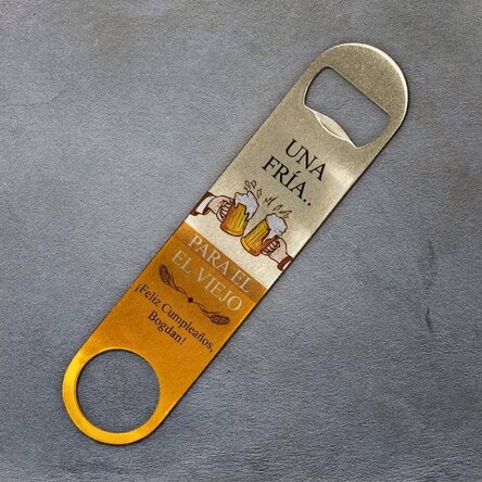 Abridor de cerveza personalizado con texto: «¡Salud!»