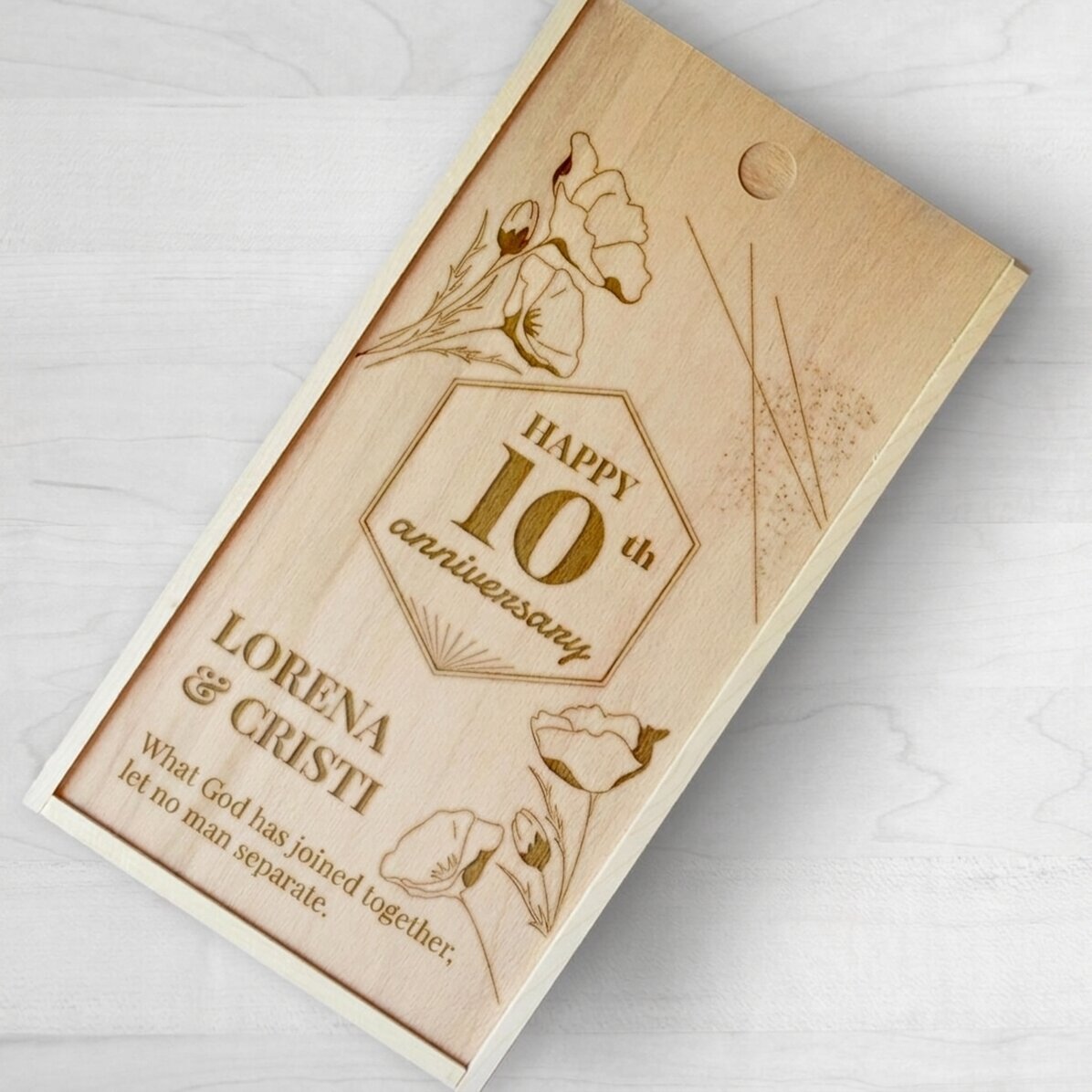 Caja de regalo personalizada de madera con mensaje: «Feliz aniversario»