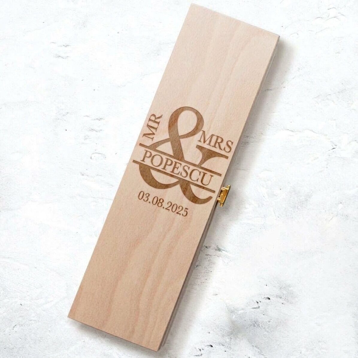 Caja de vino personalizada con texto: «Mrs & Mr»