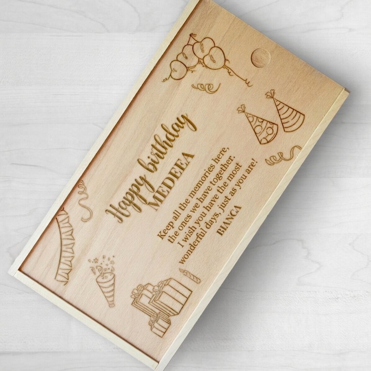 Caja de regalo personalizada de madera con mensaje: «Feliz cumpleaños»