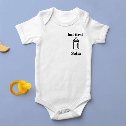 Body para niños personalizado con texto: «But first...»