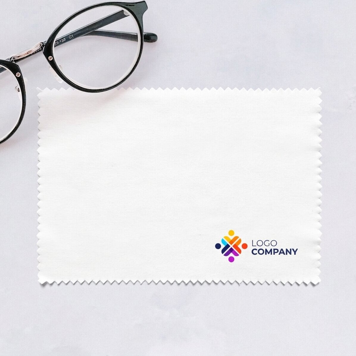 Paño personalizado con logotipo en la parte derecha para limpiar pantallas y gafas