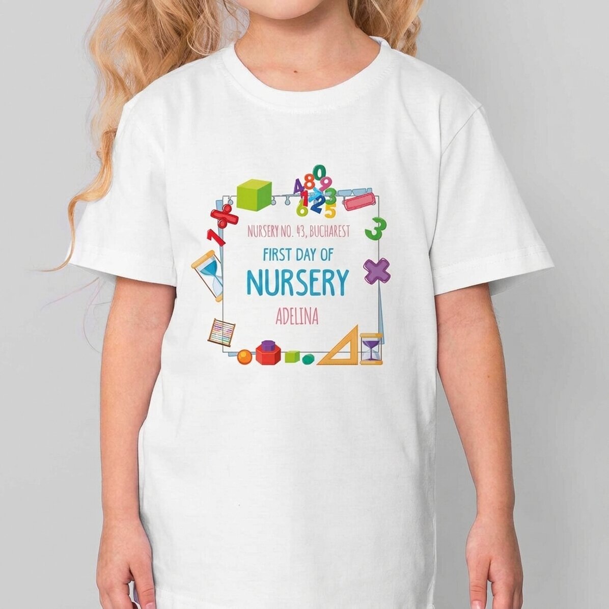 Camiseta de algodón para niños personalizada con un mensaje: «El primer día de guardería»