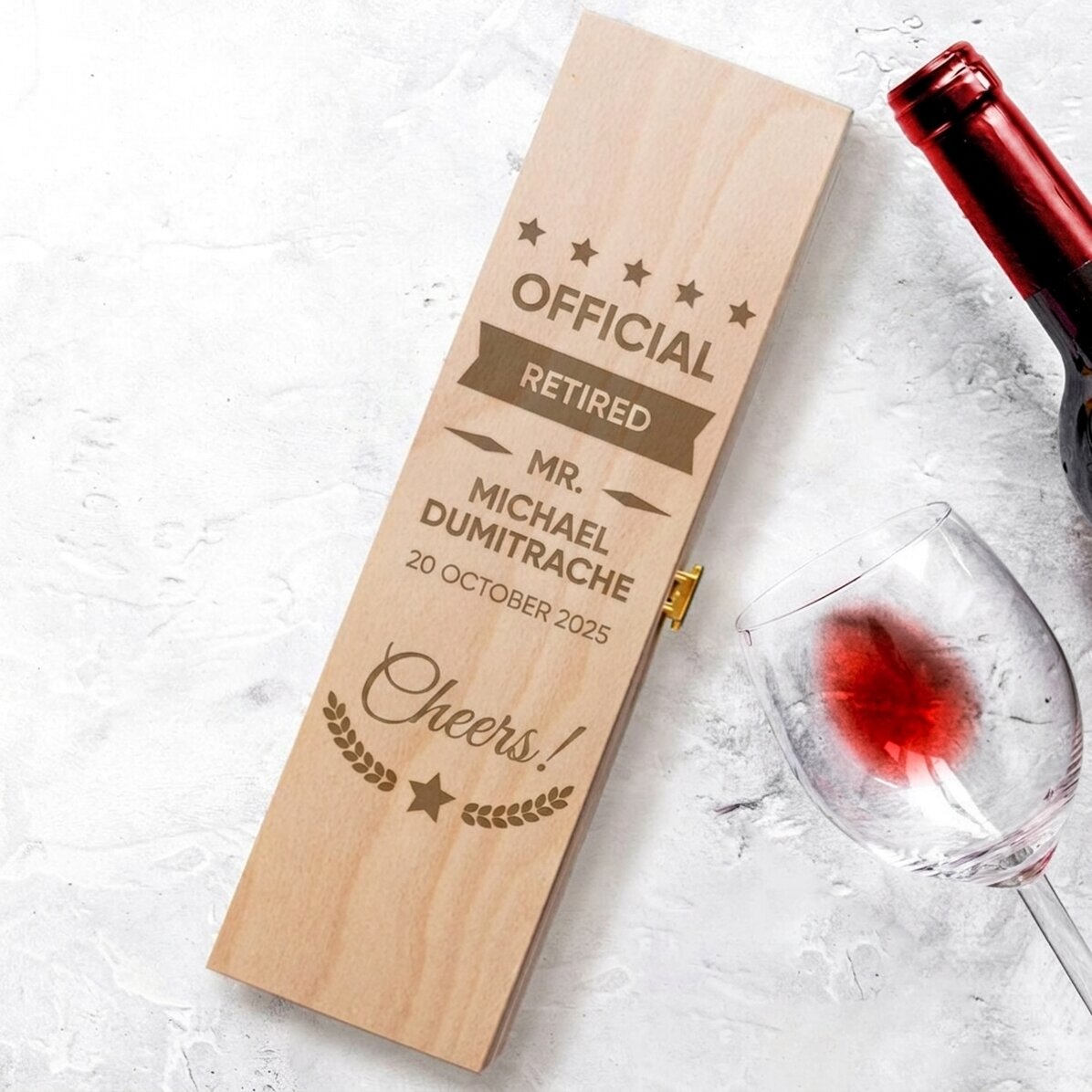 Caja de vino personalizada con texto: «Jubilado oficial»