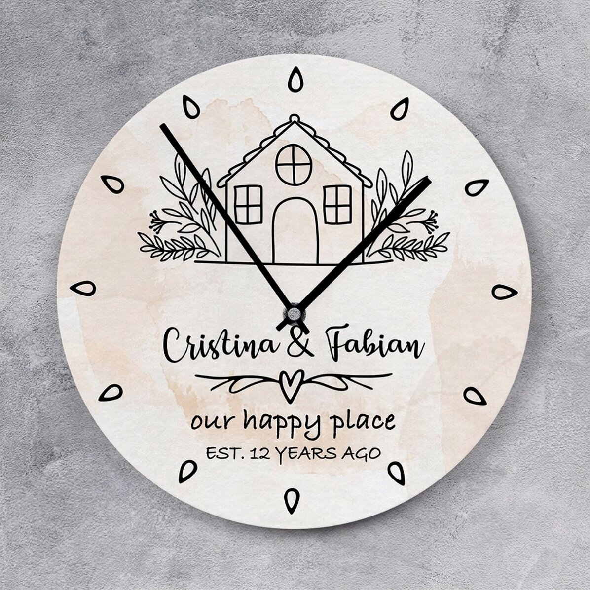 Reloj personalizado con texto: «Happy place»