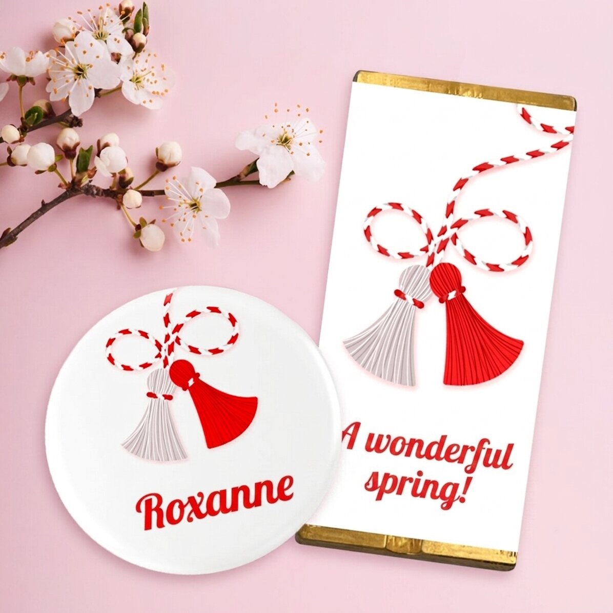 Set de regalo «martisor» con una mini tableta de chocolate y una chapa personalizada con nombre