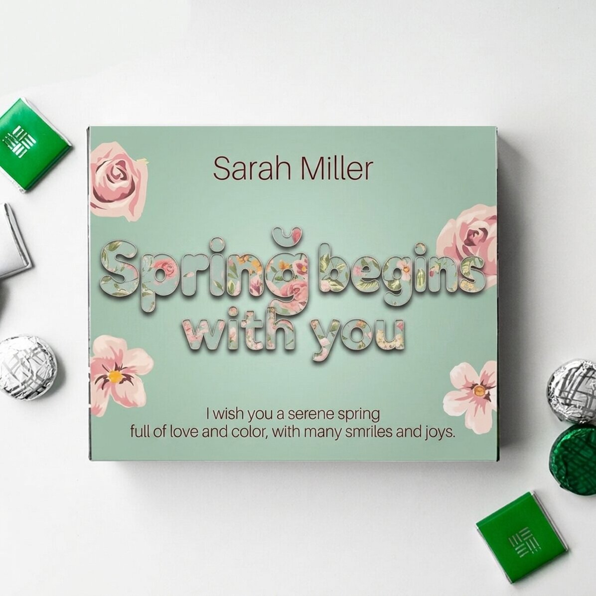 Caja de bombones personalizada con mensaje: «La primavera empieza contigo»
