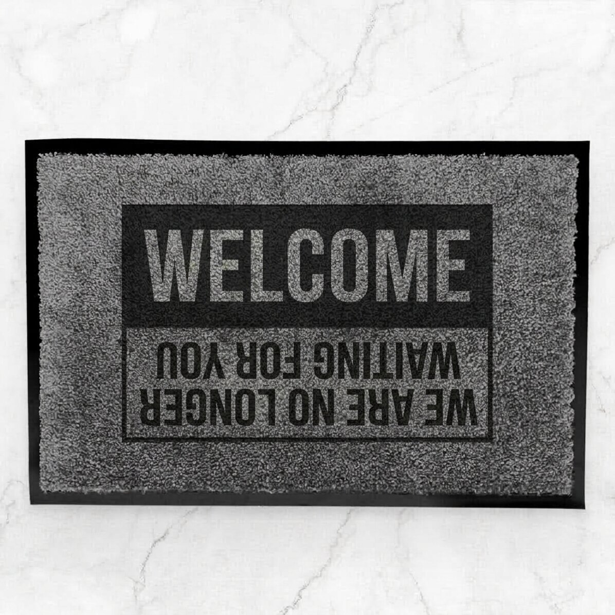 Alfombra de entrada para interior personalizada con texto: «Bienvenido, ya no te esperábamos»
