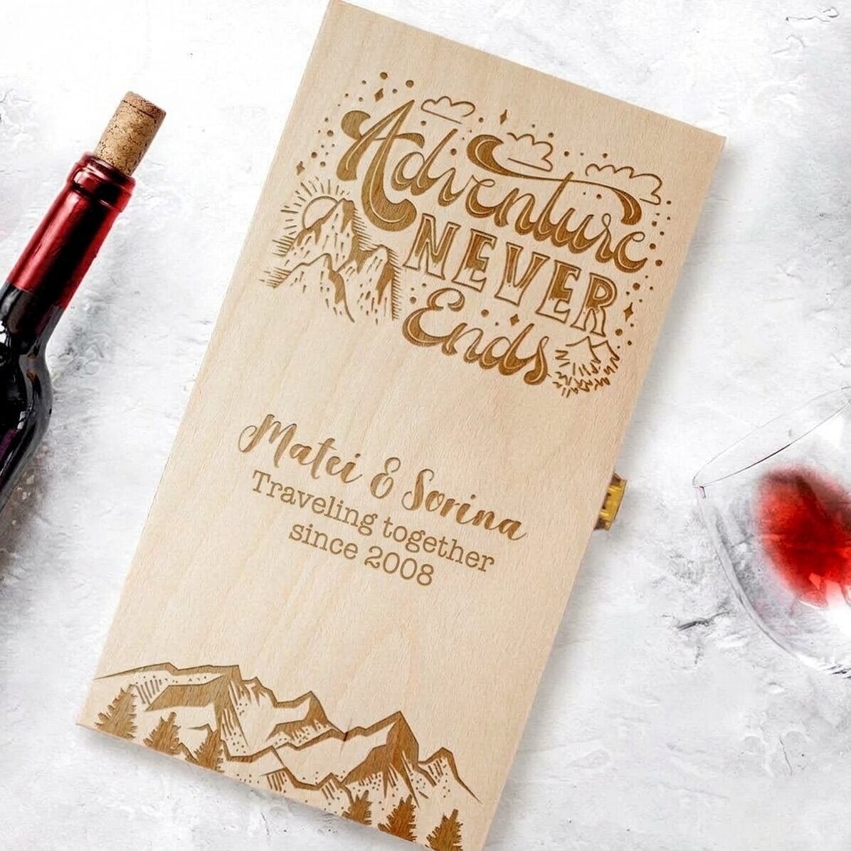 Caja de vino personalizada para dos botellas - La aventura nunca termina