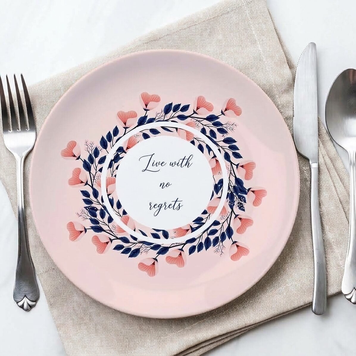 Plato personalizado con texto: «Live with no regrets»