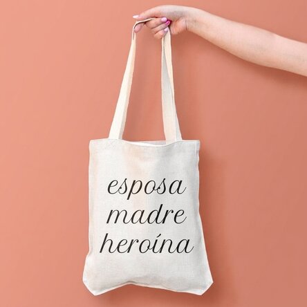 Bolso personalizado con el texto: «Esposa, Mamá, Heroína».