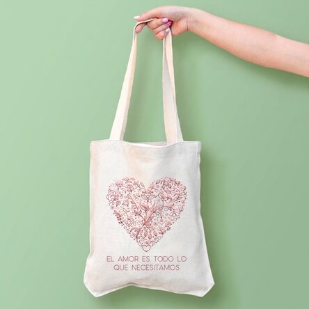 Bolso personalizado con texto: «Love is all we need»