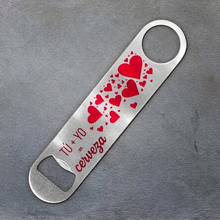 Abrecerras personalizado con texto: «You + Me = Beer»