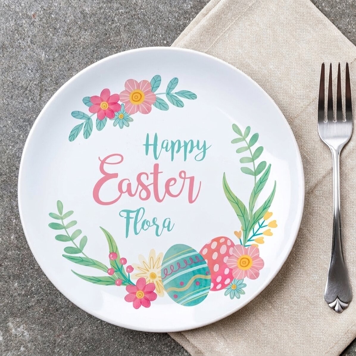 Plato personalizado con el texto: «¡Feliz Pascua!»
