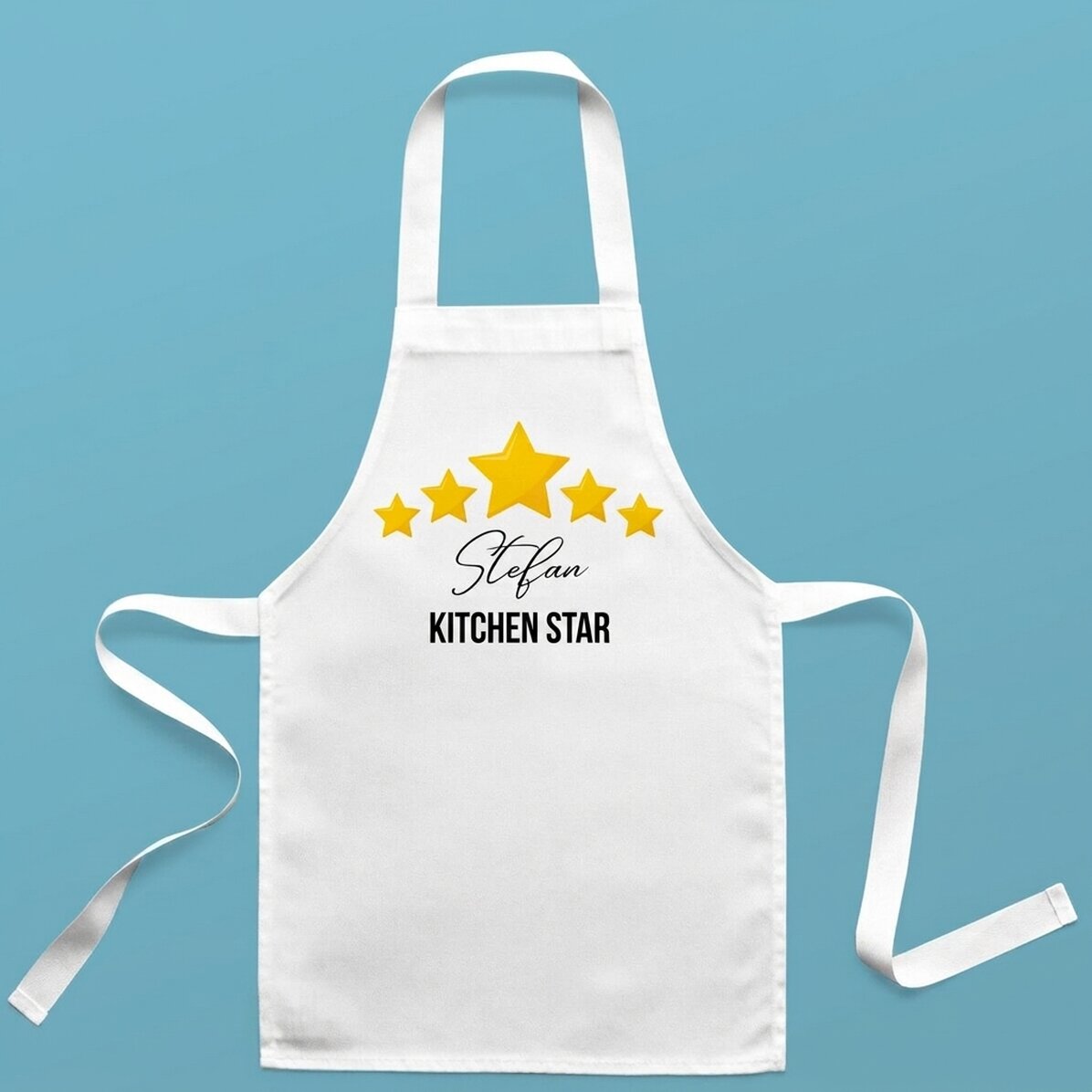 Taza personalizada para niños con texto: «La estrella de la cocina»