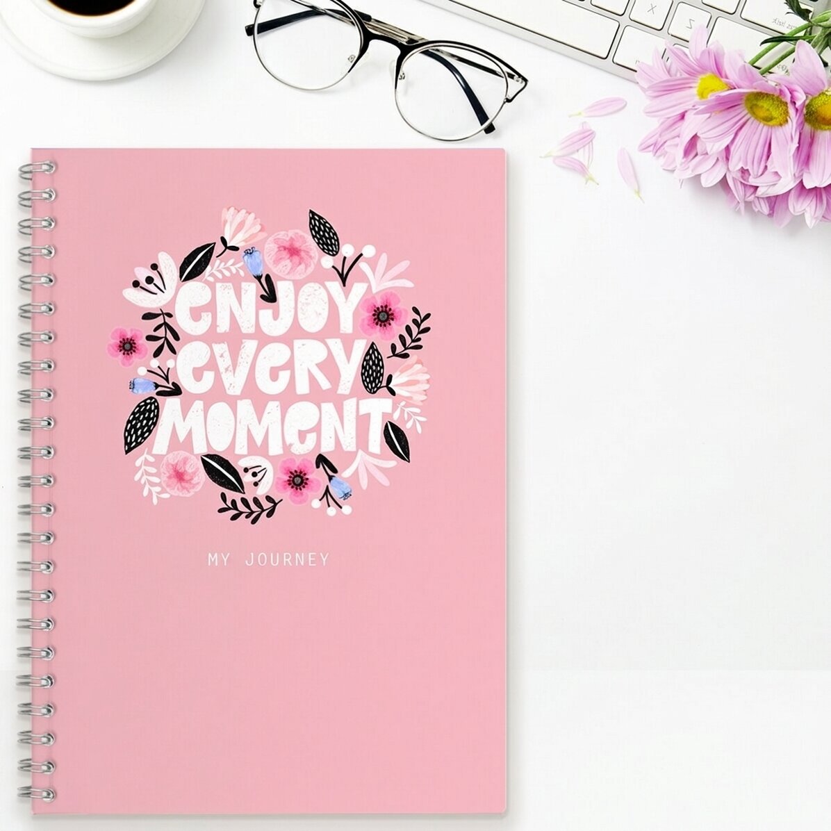 Cuaderno personalizado con el texto «Enjoy every moment»