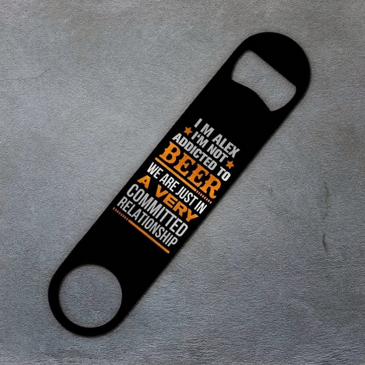 Abridor de cerveza personalizado con texto: «Committed relationship»