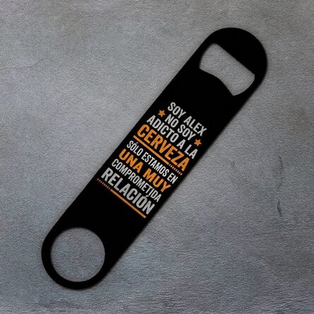 Abridor de cerveza personalizado con texto: «Committed relationship»